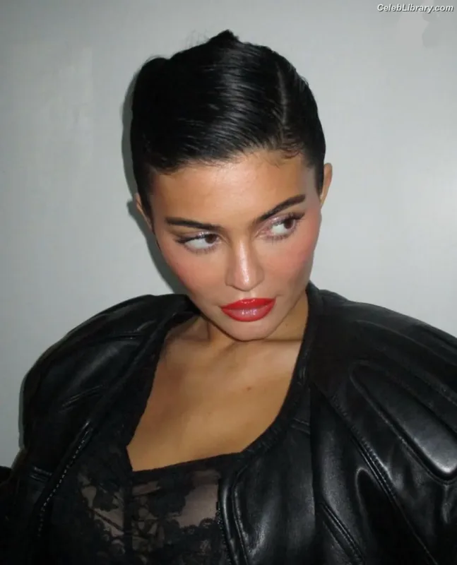 Kylie Jenner photo 6 of 4071