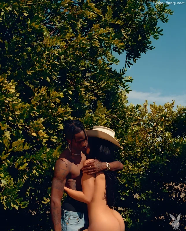 Kylie Jenner photo 12 of 4071