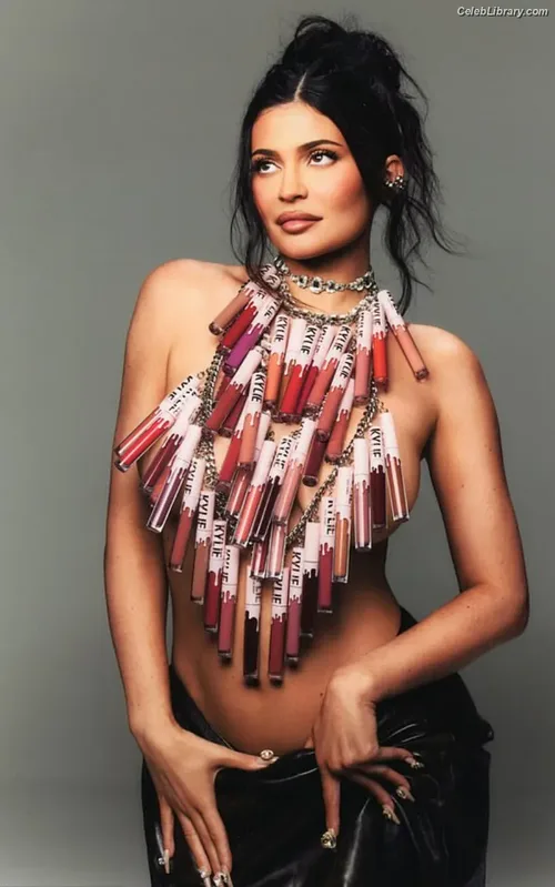 Kylie Jenner photo 1 of 4071