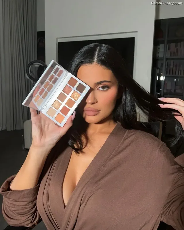 Kylie Jenner photo 2 of 4071