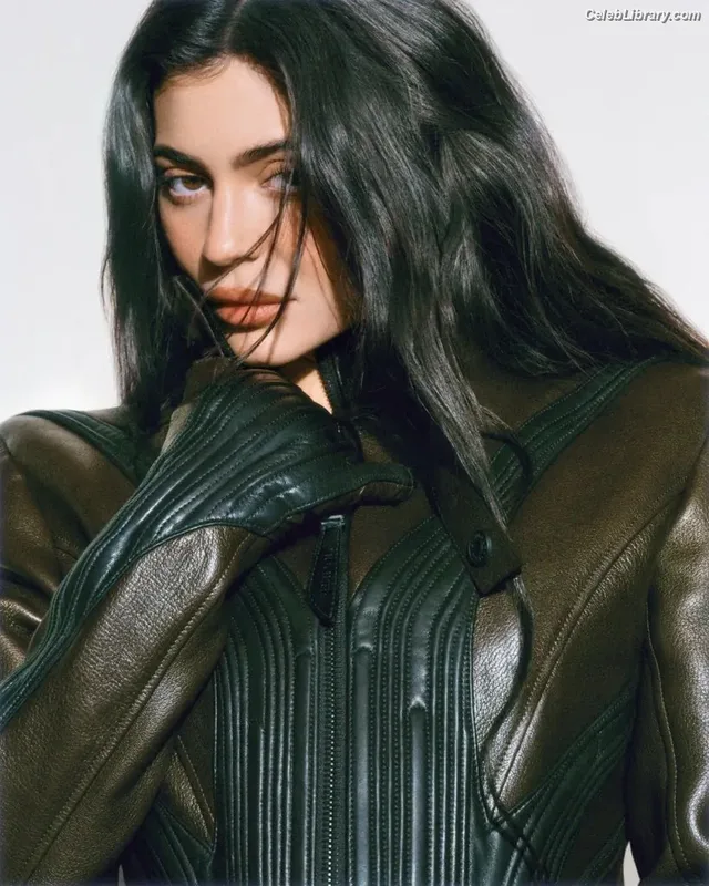 Kylie Jenner photo 14 of 4071