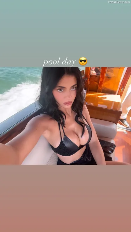 Kylie Jenner photo 4 of 4071
