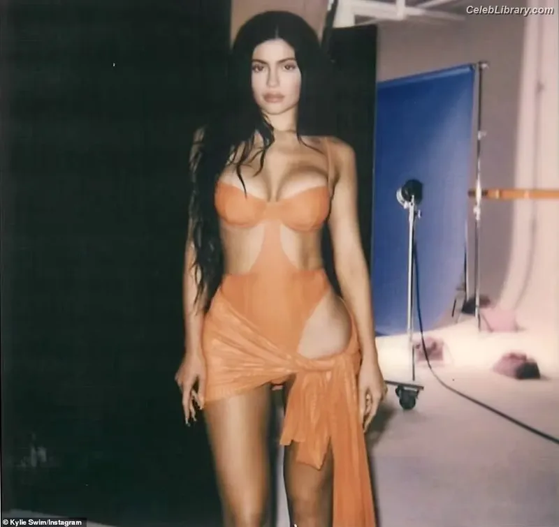Kylie Jenner photo 6 of 4071