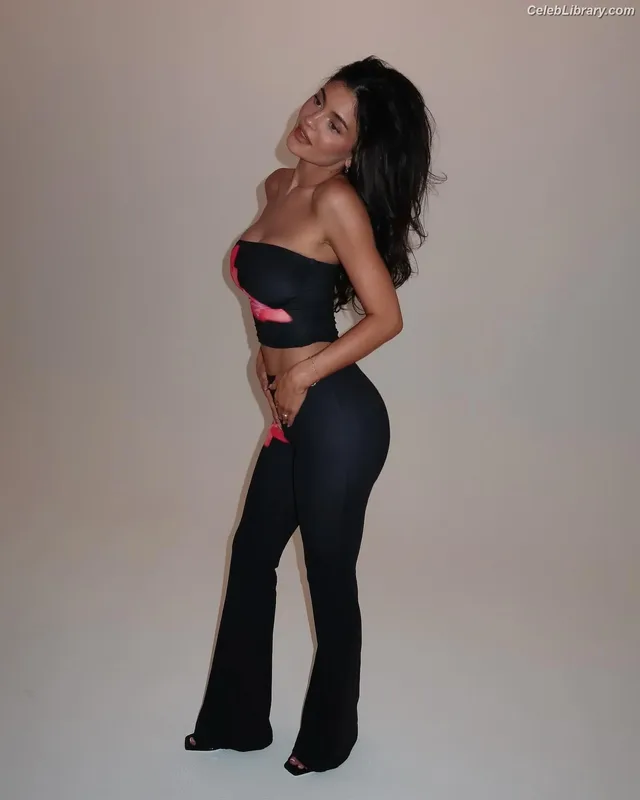 Kylie Jenner photo 1 of 4071