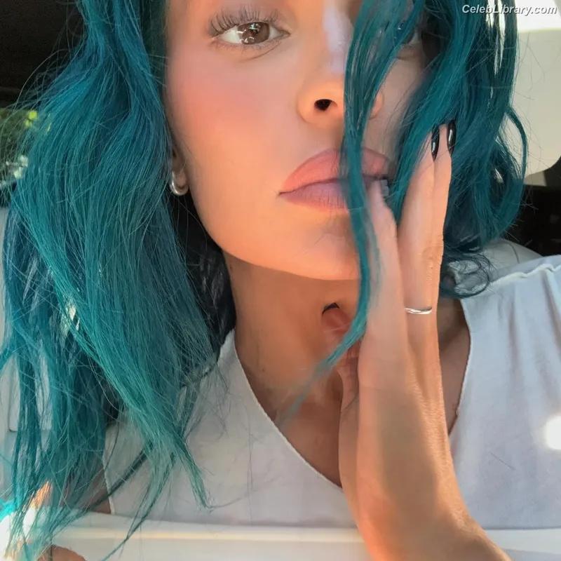 Kylie Jenner photo 3 of 4071