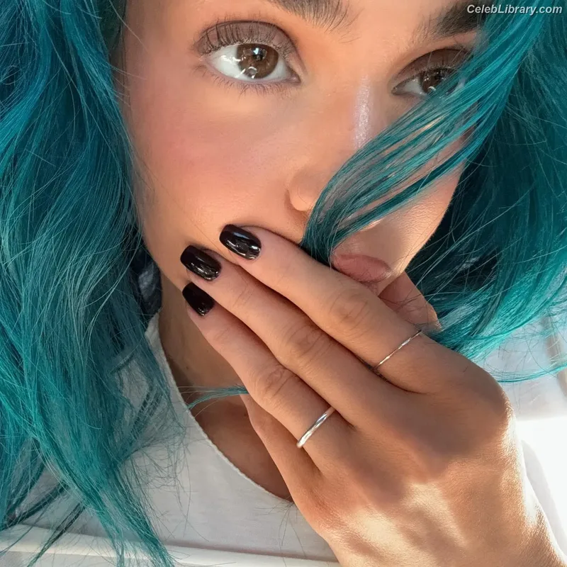 Kylie Jenner photo 4 of 4071
