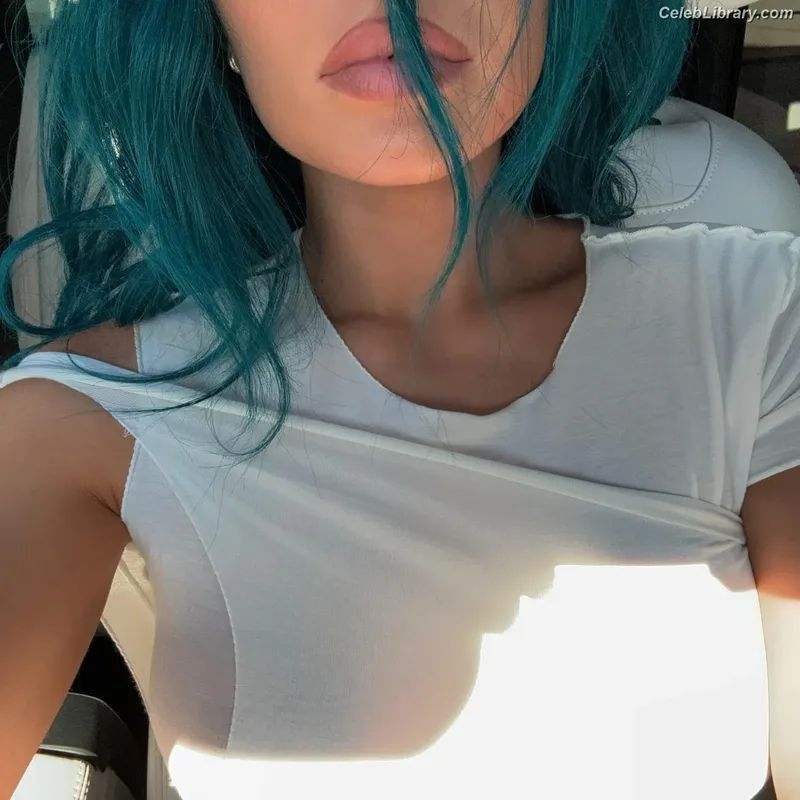 Kylie Jenner photo 5 of 4071