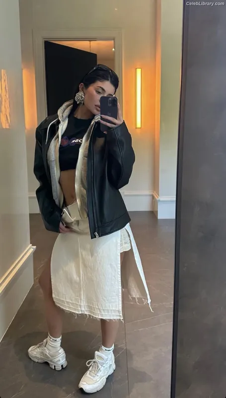 Kylie Jenner photo 7 of 4071
