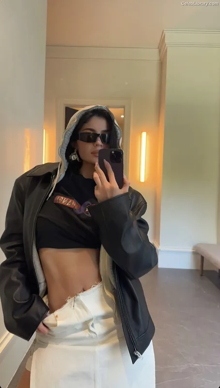 Kylie Jenner photo 8 of 4071