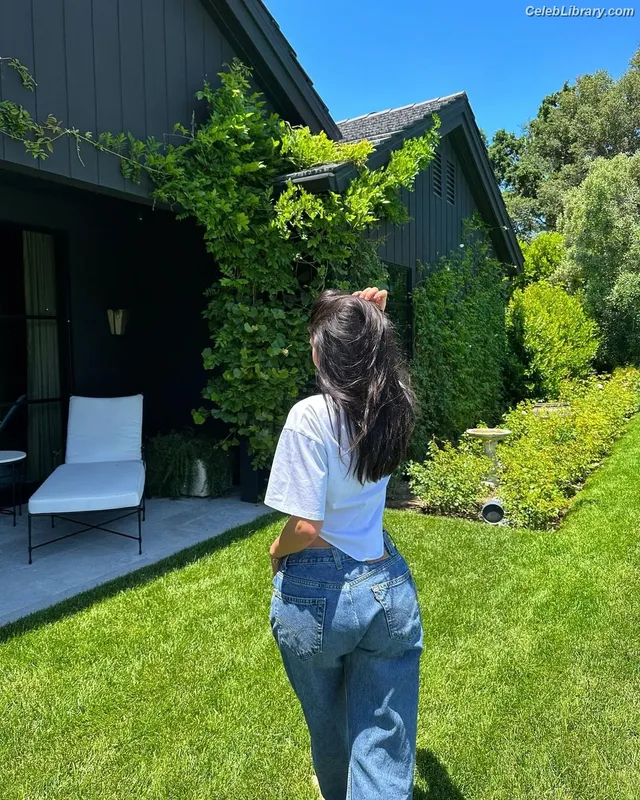 Kylie Jenner photo 16 of 4071