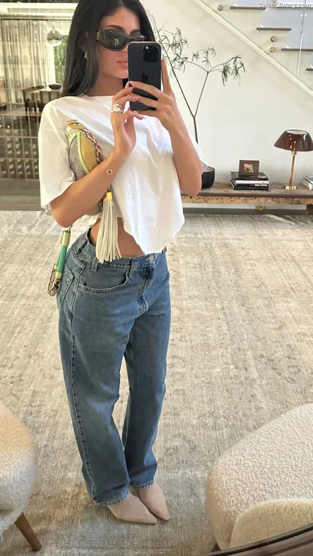 Kylie Jenner photo 19 of 4071