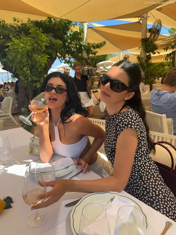 Kylie Jenner photo 20 of 4071