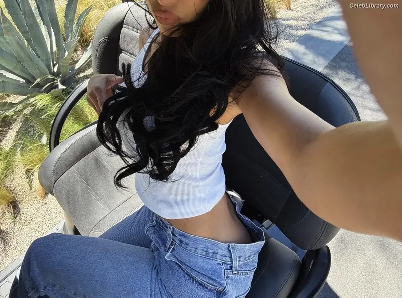 Kylie Jenner photo 10 of 4071