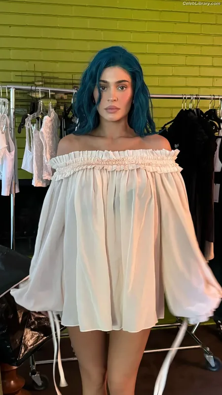 Kylie Jenner photo 11 of 4071