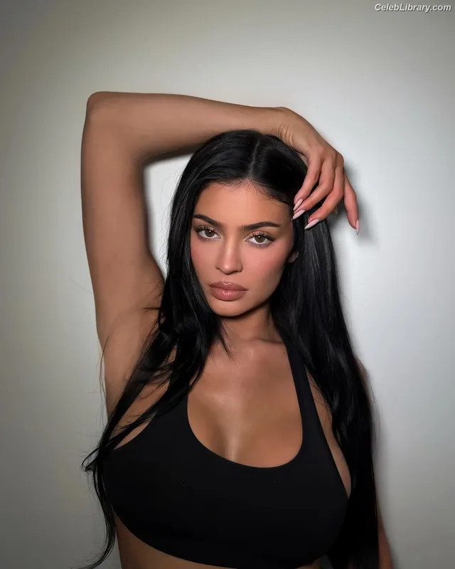 Kylie Jenner photo 13 of 4071