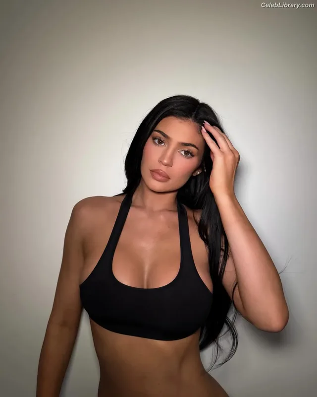 Kylie Jenner photo 16 of 4071