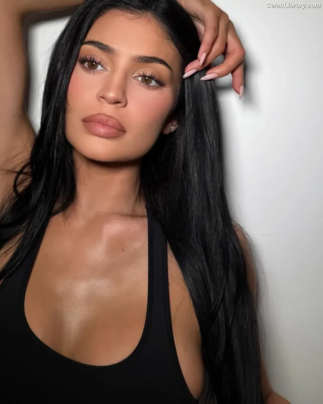 Kylie Jenner photo 17 of 4071