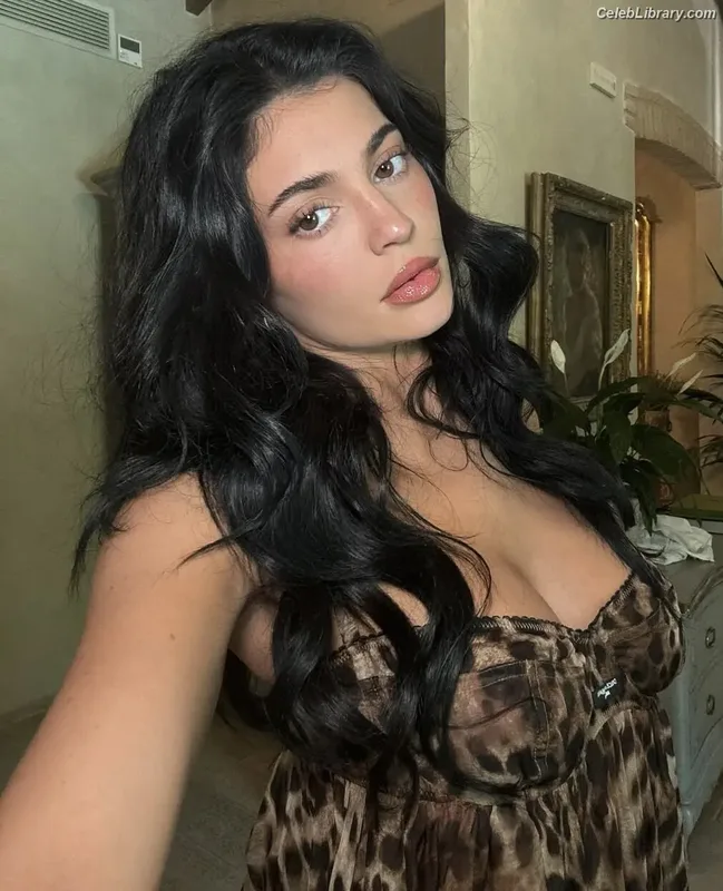 Kylie Jenner photo 10 of 4071