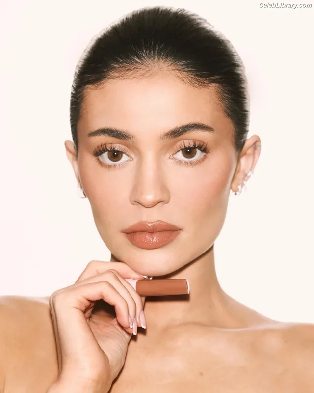 Kylie Jenner photo 13 of 4071