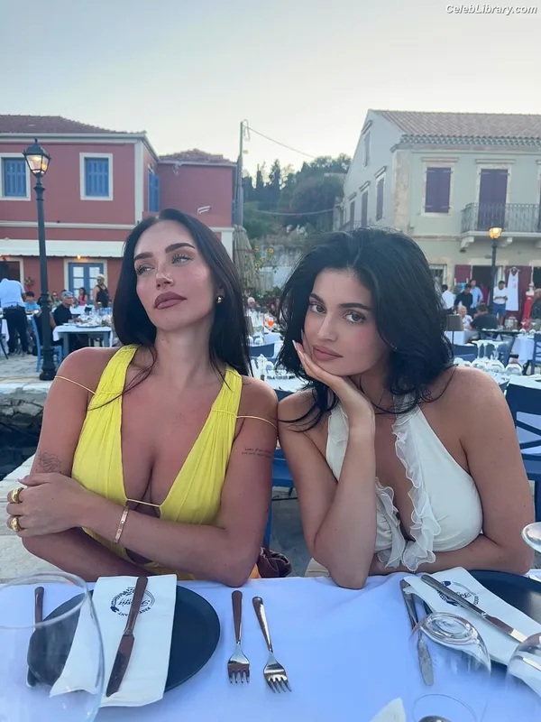 Kylie Jenner photo 24 of 4071