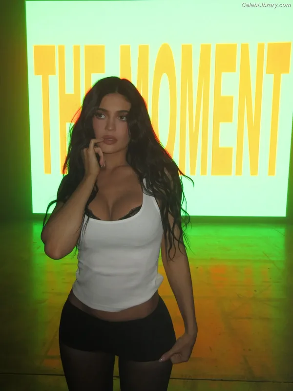 Kylie Jenner photo 9 of 4071
