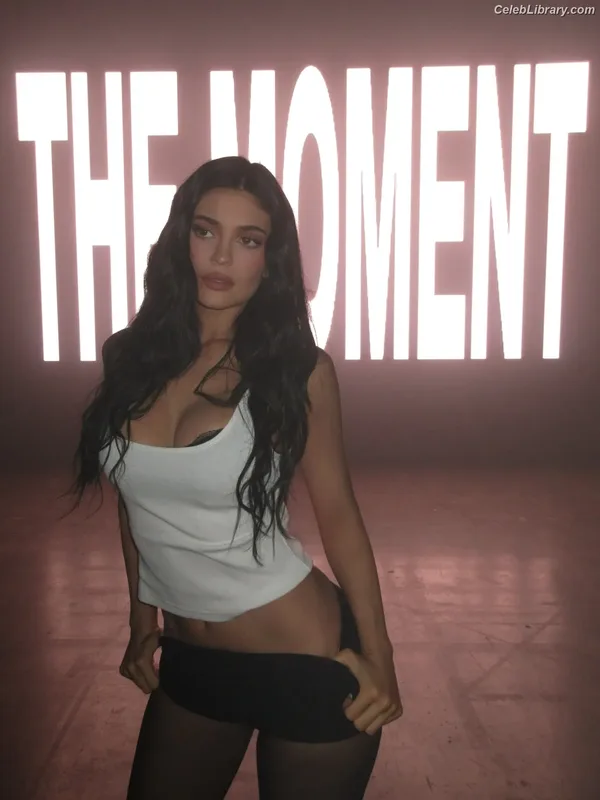 Kylie Jenner photo 11 of 4071