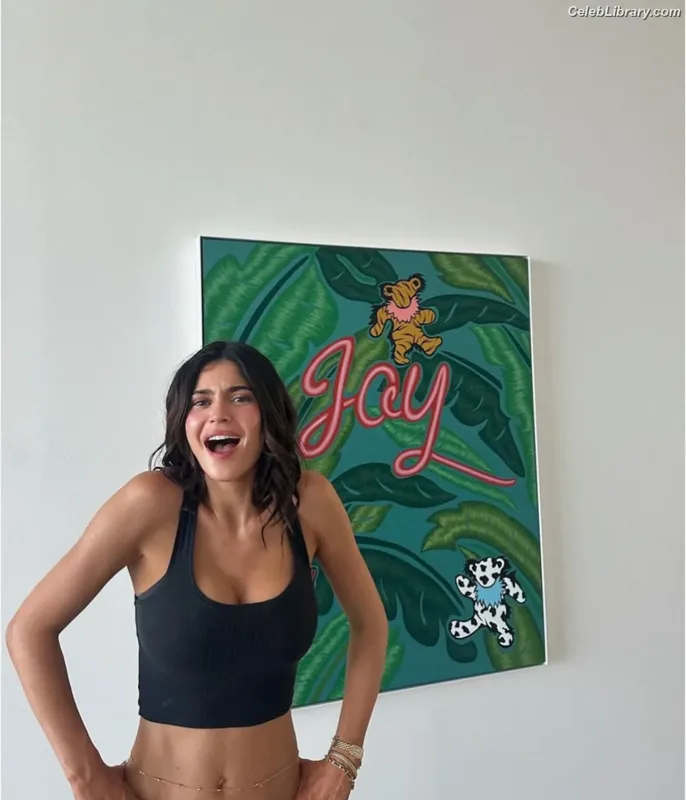 Kylie Jenner photo 16 of 4071