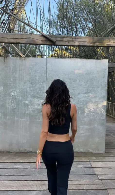 Kylie Jenner photo 17 of 4071