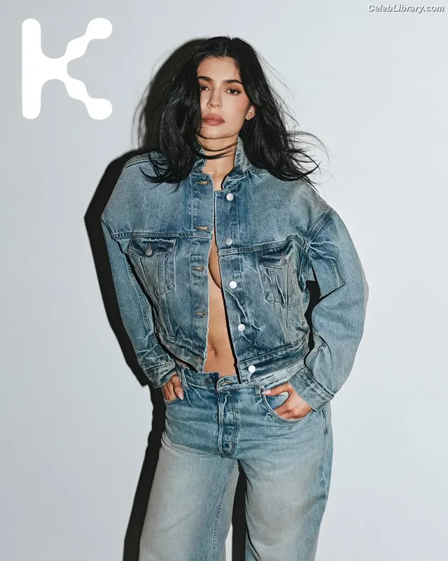 Kylie Jenner photo 24 of 4071