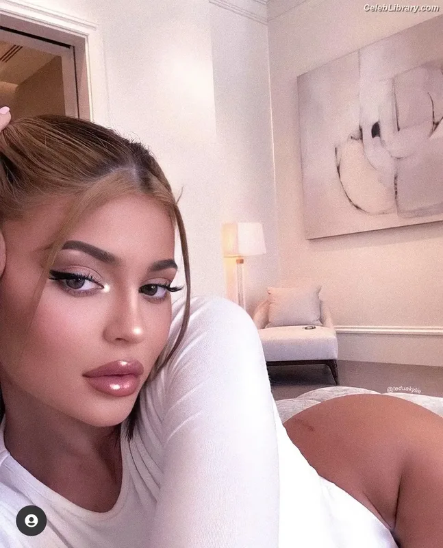 Kylie Jenner photo 4 of 4071
