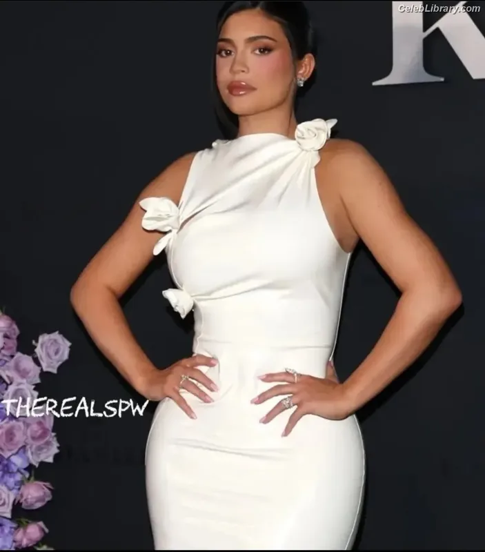 Kylie Jenner photo 7 of 4071