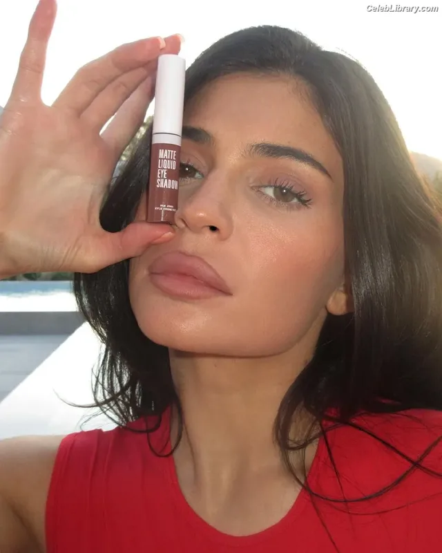 Kylie Jenner photo 10 of 4071