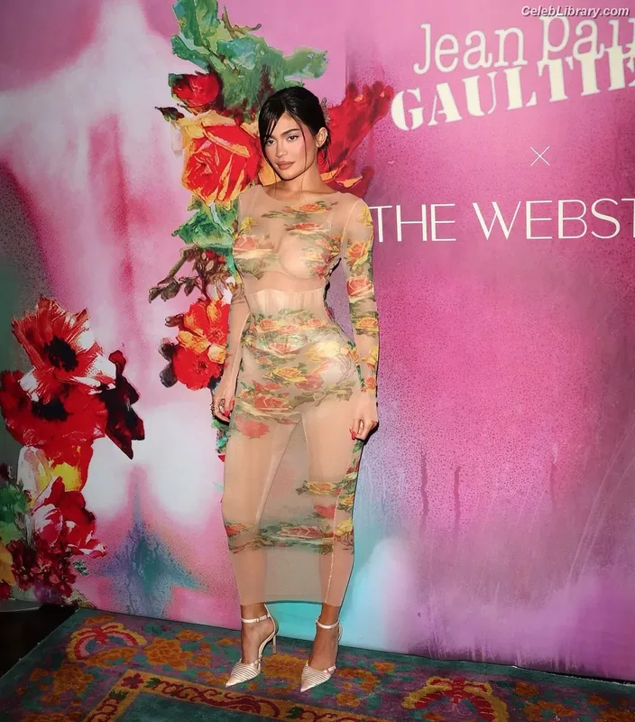Kylie Jenner photo 16 of 4071