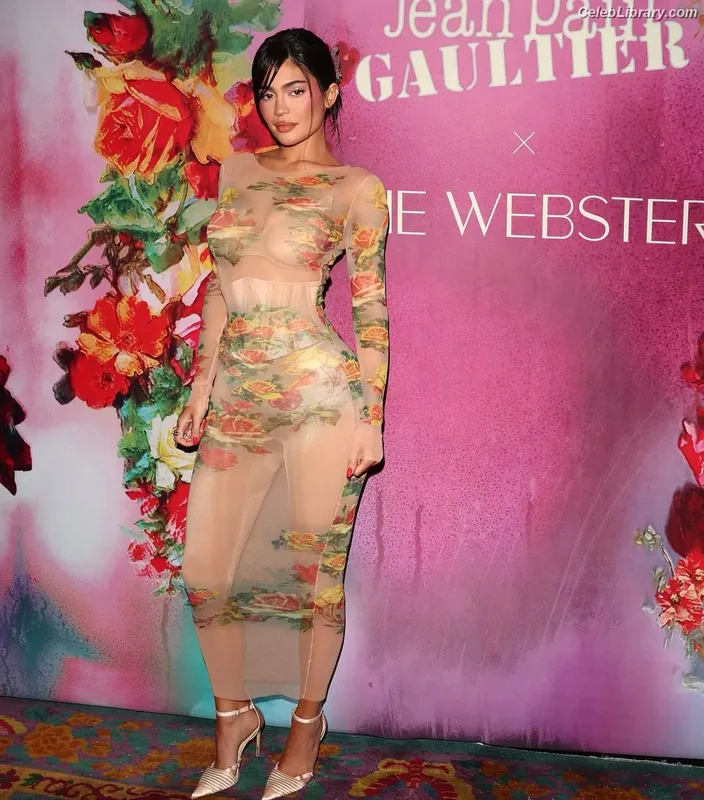 Kylie Jenner photo 17 of 4071