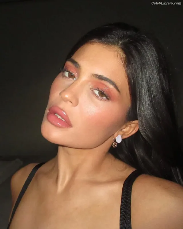 Kylie Jenner photo 18 of 4071