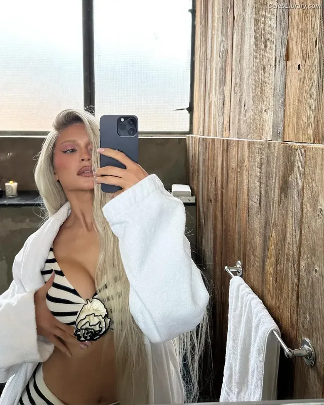 Kylie Jenner photo 22 of 4071