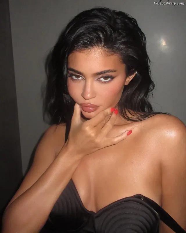 Kylie Jenner photo 5 of 4071