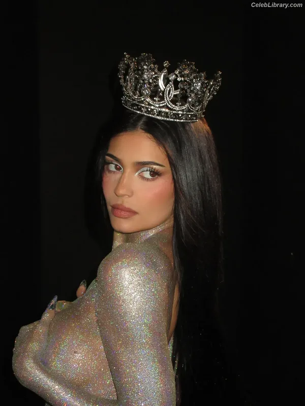 Kylie Jenner photo 4 of 4071