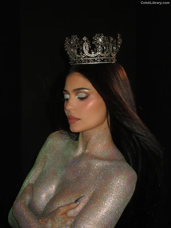 Kylie Jenner photo 5 of 4071