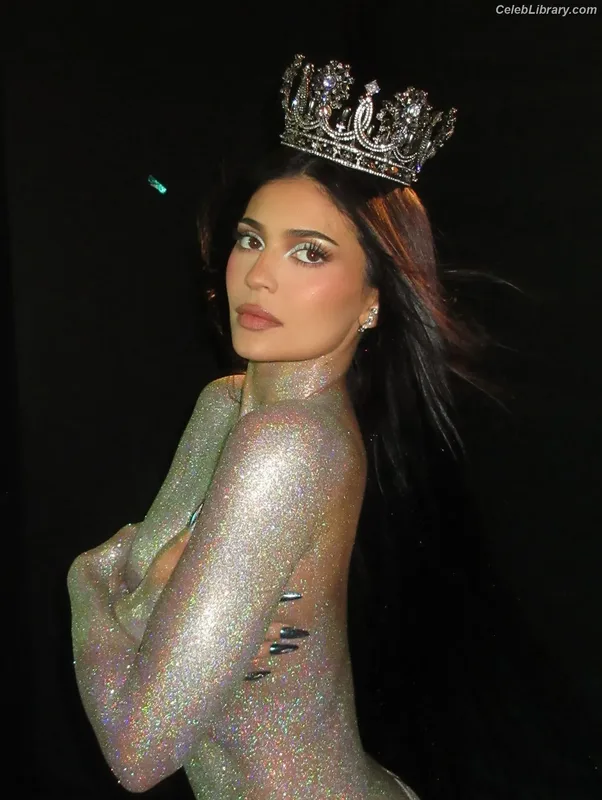 Kylie Jenner photo 8 of 4071