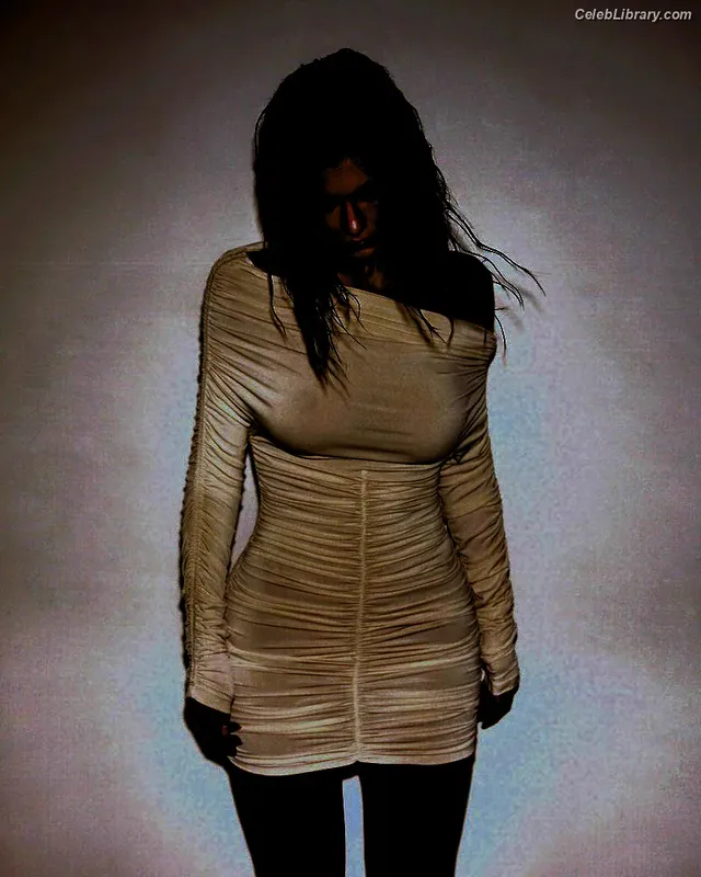 Kylie Jenner photo 10 of 4071