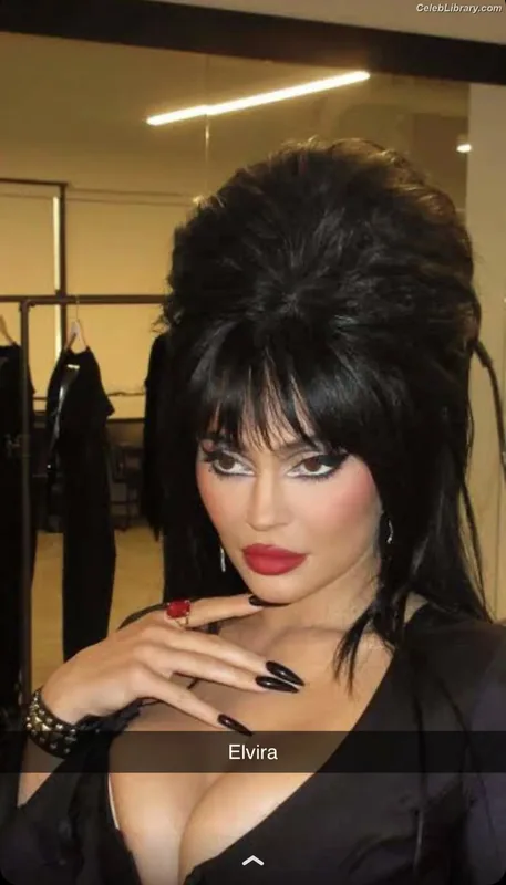 Kylie Jenner photo 1 of 4071
