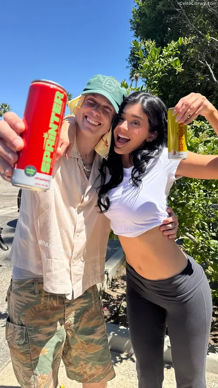 Kylie Jenner photo 8 of 4071