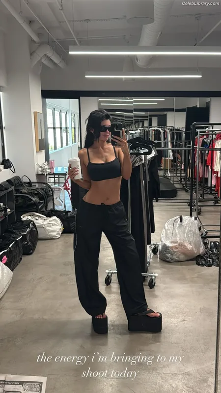 Kylie Jenner photo 14 of 4071