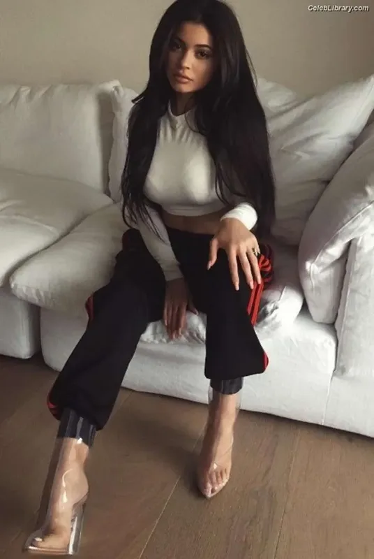 Kylie Jenner photo 22 of 4071