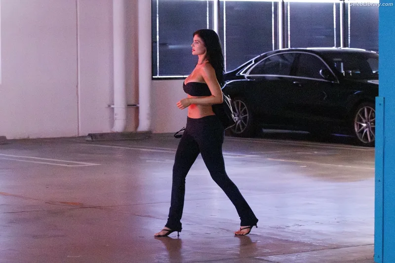 Kylie Jenner photo 1 of 4071
