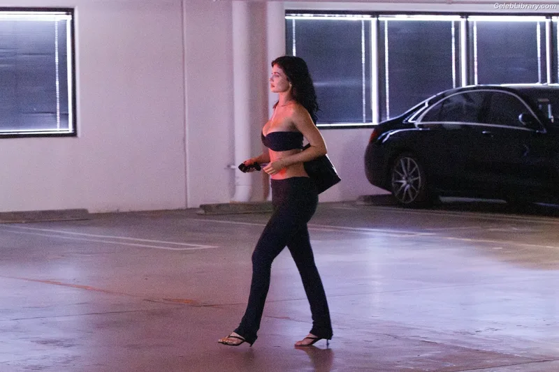 Kylie Jenner photo 2 of 4071