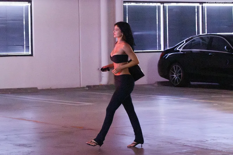 Kylie Jenner photo 4 of 4071