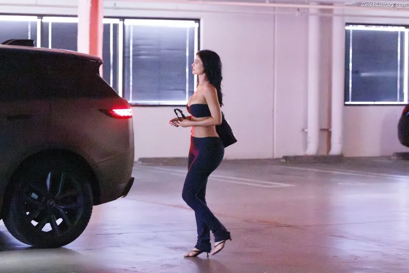 Kylie Jenner photo 5 of 4071