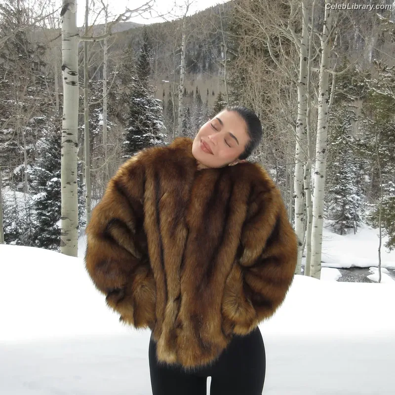 Kylie Jenner photo 8 of 4071